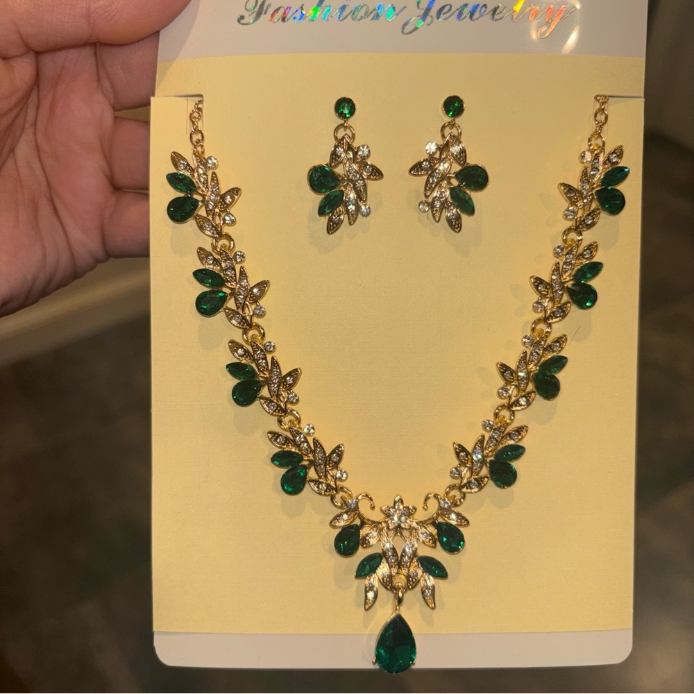 Fashion Jewelry Green and Gold Necklace Set NWT